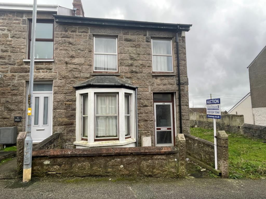 Lot: 146 - FREEHOLD PROPERTY WITH ADDITIONAL LAND - Front elevation of property with bay window